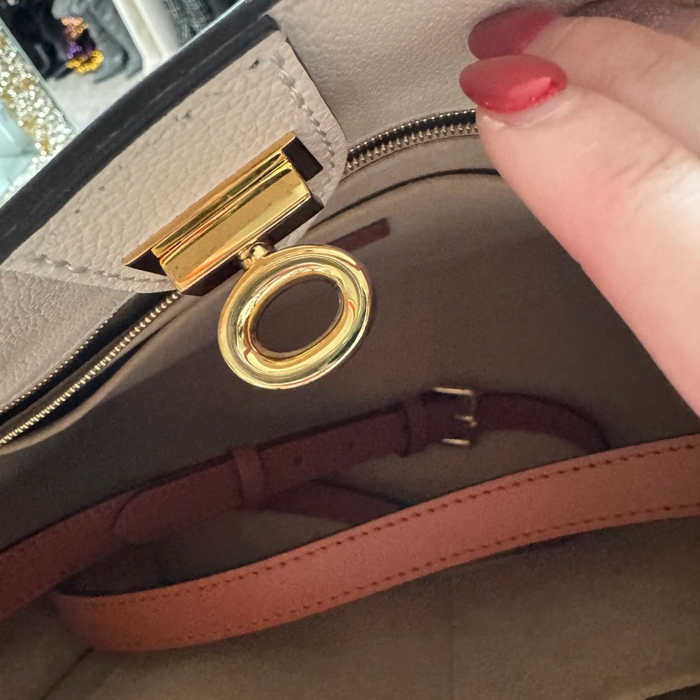 Louis Vuitton On My Side - Picture 8 of 11